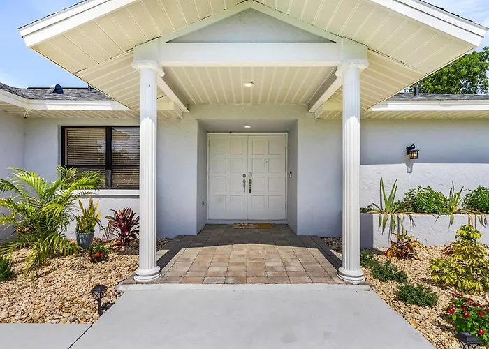 Cozy Retreat, Heated Pool, Water Canal, Bikes,3 Bedroom